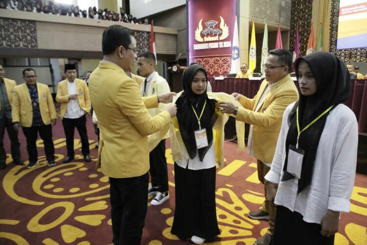 PKKMB UNP Tahun 2024 Resmi Dimulai, Rektor Ingatkan Mahasiswa Hindari Pengaruh Ini 1 PKKMB UNP tahun 2024, resmi dimulai Jumat, (16/8). Pembukaan dilaksanakan langsung oleh Rektor UNP, Dr. Ir. Krismadinata, S.T, M.T.