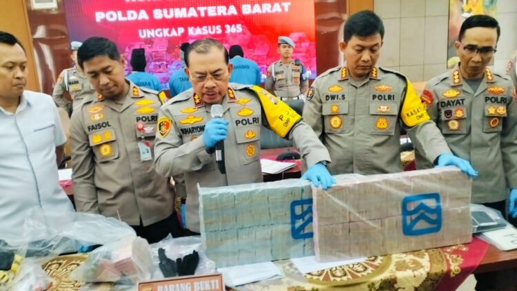 2 Oknum Polisi Rampok Mobil Pengisi ATM, Kapolda Minta Maaf, Libatkan 1 Warga Sipil, Diduga untuk Bayar Utang 1 PERAMPOKAN— Kapolda Sumbar Irjen Pol Suharyono memperlihatkan barang bukti kasus perampokan mobil pengisi ATM yang melibatkan dua oknum Polisi.