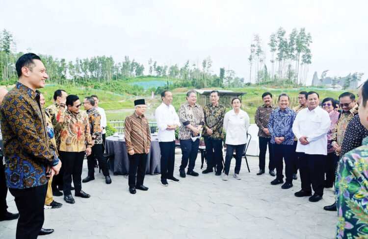 BERBINCANG— Presiden Joko Widodo berbincang bersama Wakil Presiden Ma’ruf Amin dan para Menteri kabinet saat mengunjungi Embung MBH di Ibu Kota Nusantara (IKN), Penajam Paser Utara, Kalimantan Timur, Senin (12/8).