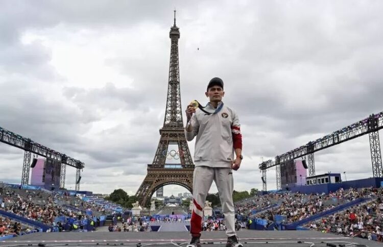 SWAFOTO— Atlet panjat tebing Indonesia Veddriq Leonardo berfoto dengan latar belakang Menara Eiffel di Champions Park, Trocadero, Paris, Prancis, Jumat (9/8/2024).