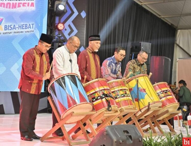Pembukaan--Gubernur Sumbar bersama ketua DPRD Sumbar membuka International SMK Expo Sumbar tahun 2024 di Pelataran Medan Nan Bapaneh Ngalau Indah, Kota Payakumbuh.