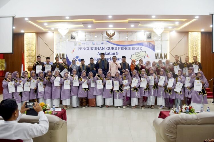 Pj Wako Kukuhkan 30 Guru Penggerak, Dorong Tumbuh Kembang Murid Secara Holistic 1 PENGUKUHAN GURU PENGGERAK— Pj Wako Pariaman Roberia bersama para guru penggerak berfoto bersama usai pengukuhan.