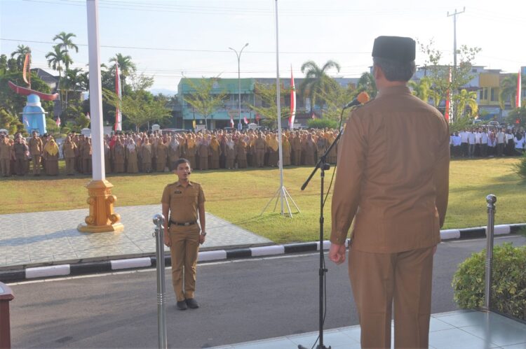 Pemko Pariaman Gelar Apel Gabungan ASN, Bangga Melayani Bangsa 1 APEL GABUNGAN ASN—- Pj Wali Kota Pariaman Roberia saat pimpinan upacara dan apel gabungan bersama ASN.