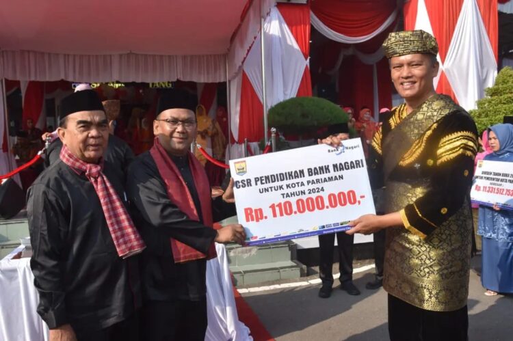 Pemko Pariaman Terima Dividen dari Bank Nagari Rp 11,3 Miliar 1 TERIMA DIVIDEN— Pj Wali Kota Pariaman Roberia menerima dividen dari Bank Nagari, yang diserahkan langsung oleh Pemimpin Bank Nagari Cabang Pariaman, Ibnu Supriadi dalam peringatan HUT RI ke 79 tahun 2024.