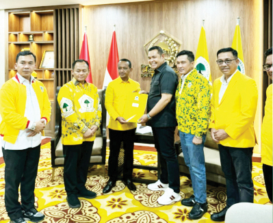 Golkar Usung Epyardi Asda dan Ekos Albar untuk Pilgub Sumbar 2024 1 SK B1 KWK – Ketua Umum DPP Golkar, Bahlil Lahadalia menyerahkan SK B1 KWK kepada pasangan Epyardi Asda dan Ekos Albar sebagai calon Gubernur dan Wakil Gubernur Sumatera Barat dalam Pilkada 2024.