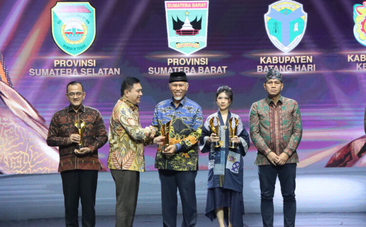 Sukses Laksanakan Percepatan Pembangunan Melalui Pariwisata, Gubernur Sumbar Raih Pimpinan Daerah Award I News 2024 1 PENGHARGAAN— Perwakilan Mendagri, Komjen Pol Tomsi Tohir Balaw menyerahkan penghargaan Pimpinan Daerah Award I News Tahun 2024 kepada Gubernur Sumbar, Mahyeldi Ansharullah.