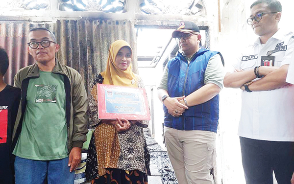 Terima Sumbangan Keluarga Besar Disdikbud, Rumah di Lolong Belanti yang Terbakar Milik Guru SDN 1 SERAHKAN BANTUAN—Pj Wako Padang, Andree Harmadi Algamar didampingi Kepala Disdikbud Yopi Krislova, menyerahkan sumbangan senilai Rp85 juta yang merupakan hasil sumbangan dari keluarga besar Disdikbud Kota Padang.