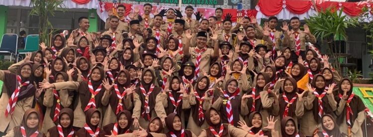 Dipusatkan di MAN 1, Peringatan Hari Pramuka Tumbuhkan Semangat Generasi Muda 1 UPACARA—Peringatan Hari Pramuka ke-63 di Kota Padang Panjang diselenggarakan di Lapangan MA N 1. Pengurus Kwartir Cabang (Kwarcab) 12 Gerakan Pramuka Padang Panjang, Arkes Refagus, S.Sos bertindak sebagai pembina upacara, Rabu (14/8).