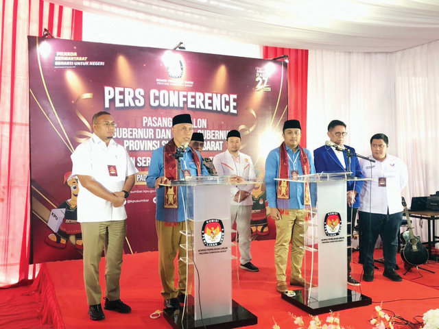 KONFERENSI PERS— Konferensi pers paslon Mahyeldi-Vasko bersama Ketua DPD Partai Gerindra, Andre Rosiade, Ketua DPD Partai Demokrat, Mulyadi, beserta Pimpinan Partai pengusung Paslon Mahyeldi-Vasko lainnya, usai mendaftarkan diri ke KPU Sumbar, Selasa (27/8) siang.