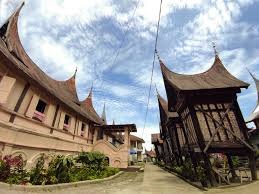 Hindupkan Kembali Filosofi Budaya Rumah Gadang, Supardi: Rangkiang Simbol Kesejahteraan ekonomi dan jiwa sosial Masyarakat 1 Ilutrasi rangkiang dan Rumah gadang di Minang Kabau.