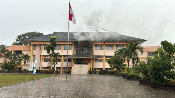 Gedung Akademik Politeknik Negeri Padang Terbakar, Polisi Selidiki Penyebabnya 1 KEBAKARAN— Kondisi gedung akademik Politeknik Negeri Padang (PNP) yang mengalami kebakaran.
