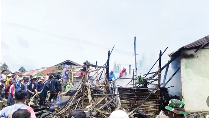 2 Rumah Semi Permanen di Lembah Gumanti Ludes Terbakar 1 KEBAKARAN— Petugas Damkar melakukan penyemprotan air untuk memadamkan dua unit rumah yang terbakar.