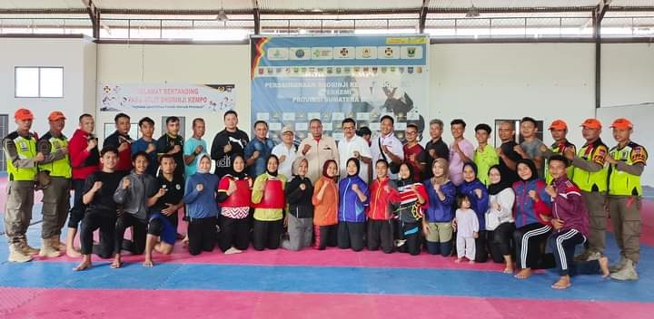 MOTIVASI— Ketua Umum Perkemi Sumbar, Indra Jaya, memberikan dukungan dan motivasi kepada para atlet kempo yang akan bertanding di PON XXI/2024 Aceh-Sumut.