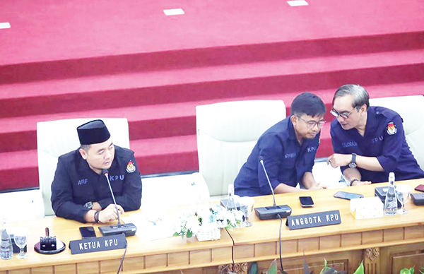 KPU RI— Ketua KPU Mochammad Afifuddin (kiri) didampingi Anggota KPU lainnya di Kantor KPU Pusat, Jakarta.