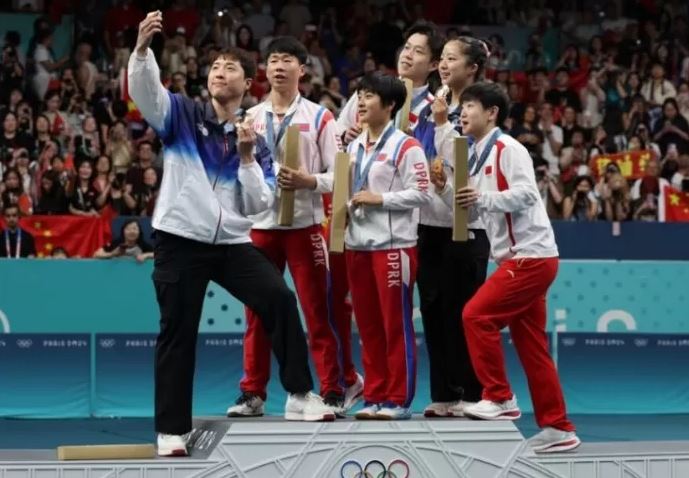 Cuma di Olimpiade, Atlet Tenis Meja Korea Selatan dan Korea Utara Berfoto Bersama 1 FOTO BERSAMA— Atlet tenis meja Korea Selatan, Korea Utara, dan Tiongkok berfoto bersama di podium usai penerimaan medali Olimpiade 2024.