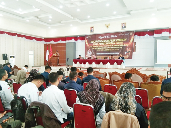 RAPAT PLENO— Rapat pleno penetapan Daftar Pemilis Sementara Kabupaten Agam yang digelar oleh KPU Agam Minggu (11/8).