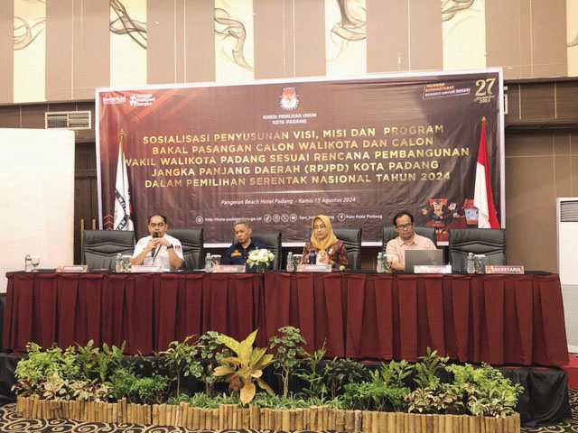 SOSIALISASI— KPU Kota Padang, gelar Sosialisasi penyusunan Visi, Misi dan program bakal pasangan calon Walikota dan Wakil Walikota Padang sesuai RPJPD dalam pemilihan serentak Nasional tahun 2024, Kamis (15/8).