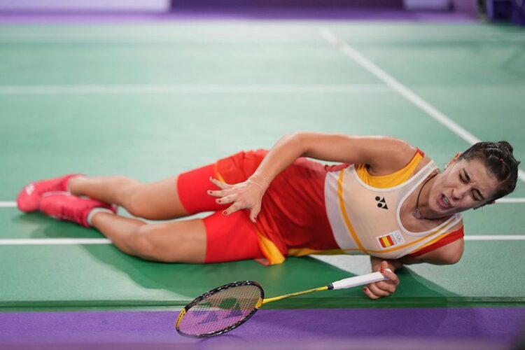 Carolina Marin Cedera, Pilih WO dan Tolak Kursi Roda, Tinggalkan Olimpiade 2024 dengan Kepala Tegak 1 CEDERA— Carolina Marin menahan sakit cedera di badminton Olimpiade 2024.