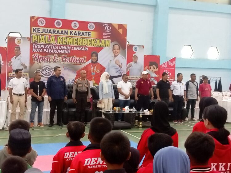 KEJUARAAN KARATE— Pembukaan Kejuaraan Karate Piala Kemerdekaan Yendri Bodra Dt Parmato Alam Cup I Tahun 2024, yang berlangsung di GOR Nan Ompek, Tanjuang Pauh, Kota Payakumbuh, pada Sabtu (10/8).