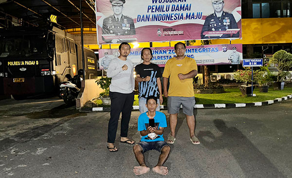 Dedy Irmansyah Nekat Curi HP yang Tertinggal di Motor 1 CURI HP— Pelaku Dedy Irmansyah yang mencuri Hp ditangkap Tim Klewang Polresta Padang.