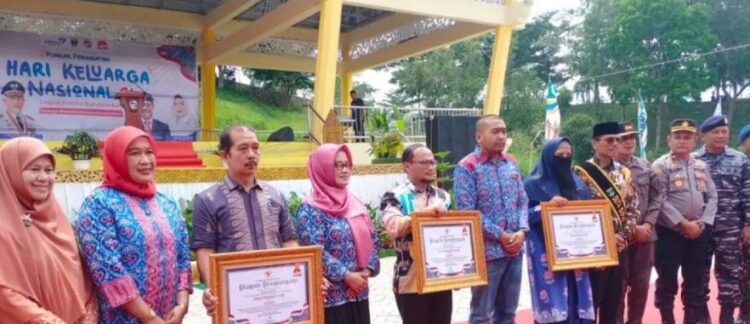 FOTO BERSAMA—Kepala Bidang Dalduk KB Dinkesdalduk-KB Sawahlunto Silvi Andriani foto bersama Wagub Audy Joinaldy usai terima penghargaan prestasi KB Sawahlunto