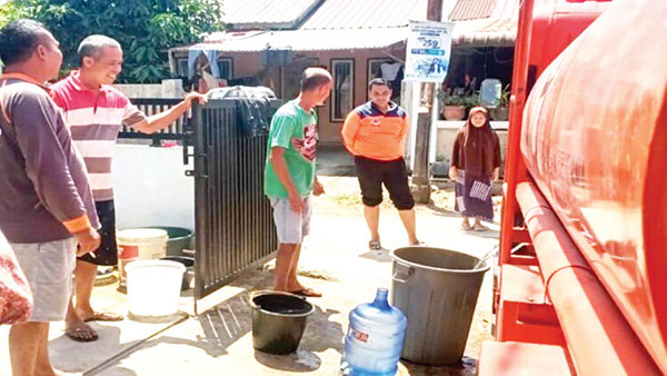 3 Kecamatan Terdampak Kekeringan akibat Kemarau 1 PENYALURAN AIR BERSIH— Petugas BPBD Kota Padang menyalurkan air bersih di beberapa titik lokasi dan rumah warga yang terdampak kekeringan akibat kemarau.