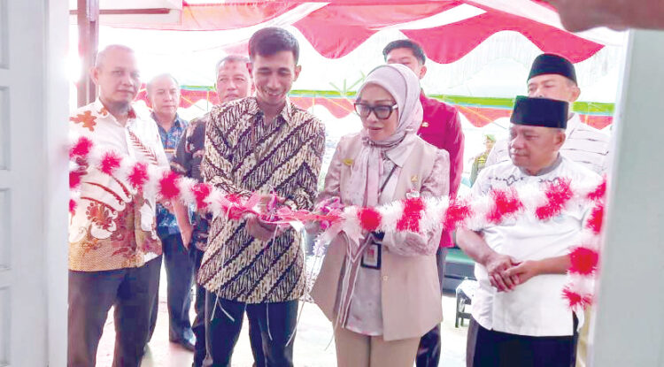 PERESMIAN— Asisten III Administrasi Umum Setdako Padang Corri Saidan, menggunting pita tanda diresmikannya gedung kantor Lurah Indarung, Kecamatan Lubuk Kilangan yang tuntas direnovasi, Jumat (9/8).