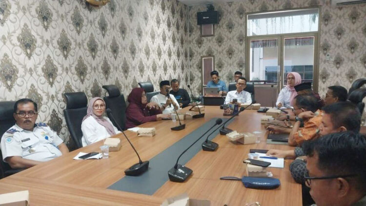 Festival Adat Budaya Nusantara III Sumbar, Pemko Padang Matangkan Persiapan Sambut Ratusan Raja dan Sultan Nusantara 1 PERSIAPAN FABN III— Asisten I Edi Hasymi memimpin rapat persiapan Festival Adat Budaya Nusantara (FABN) III Sumatera Barat yang akan dihadiri ratusan raja, sultan, datu maupun penglingsir dari seluruh kerajaan di Nusantara di Kota Padang, Rabu (28/8).