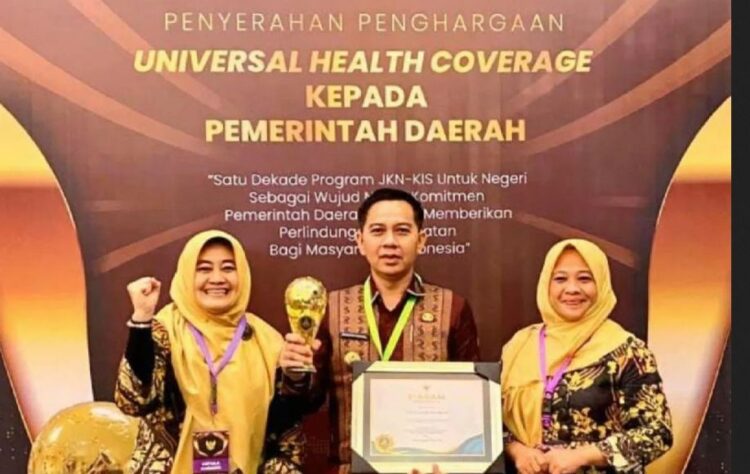 Prioritaskan Perlindungan Kesehatan Masyarakat, Kota Sawahlunto Raih UHC Kategori Madya 1 USAI—Penjabat Wali Kota Sawahlunto Fauzan Hasan bersama jajaran BPJS Kesehatan Cabang Solok, usai terima UHC Award 2024 dari Wapres Ma’ruf Amin di Jakarta,
