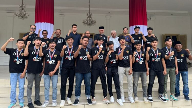 SAMBUT— Gubernur Sumbar Mahyeldi Anshrullah menyambut kedatangan Tim Rafhely FC yang baru saja berjuang di LFN 2024 dan memastikan tiket lolos ke Liga Pro tahun 2025.