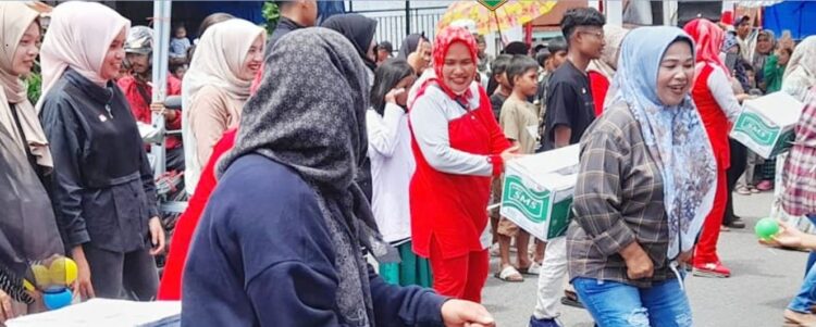Ragam Perlombaan Meriahkan HUT RI di Tanah Hitam 1 KEMERIAHAN HUT RI—Para kaum ibu beraksi ikut perlombaan di Kelurahan Tanah Hitam, Kecamatan Padang Panjang Barat (PPB) dalam merayakan Hari Ulang Tahun ke 79 Kemerdekaan Republik Indonesia (HUT RI), Minggu (25/8).