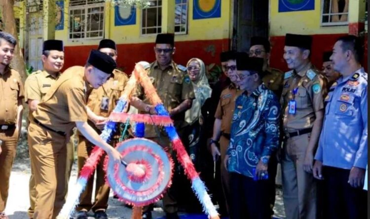 Sabar AS Buka MTQ Nasional ke II Tingkat Nagari Panti Utara, Ratusan Warga Sambut dengan Tarian Pasambahan 1 sabar as pukul gong tanda dibukanya MTQ ke II