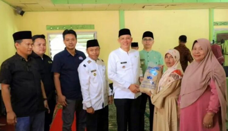 Bupati dan Dinas Pertanian Pasaman, Serahkan Bantuan Benih Padi Kaya Gizi 1 sabar as serahkan bantuan benih kaya gizi secara simbolis