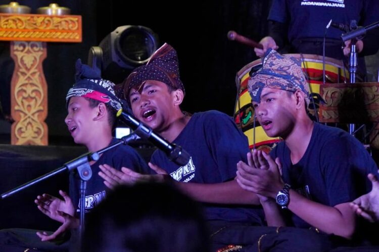 PERTUNJUKAN—Salah satu pertunjukan kesenaian pada malam puncak Galanggang Arang 2024 di Kota Padang Panjang.