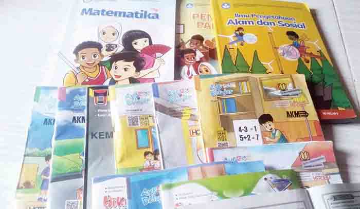 PENJUALAN LKS— Sejumlah LKS yang harus dibeli siswa di MIN 1, sebagai pendukung proses belajar mengajar di sekolah. Namun, sebagian wali murid keberakatan dengan pembelian LKS karena dianggap memberatkan.