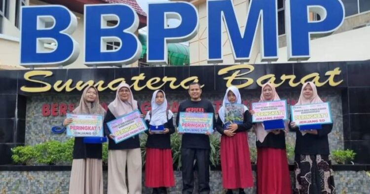 RAIH—Sejumlah guru di Sawahlunto yang meraih prestasi Juara I pada lomba praktik baik di Festival Kurikulum 
Merdeka Tingkat Sumbar, baru-baru ini.