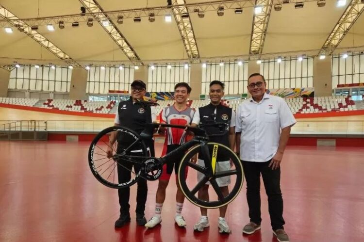 ATLET SEPEDA— Atlet balap sepeda Indonesia Bernard van Aert (kedua dari kiri) dan Chef de Mission Kontingen Indonesia untuk Olimpiade Paris 2024 Anindya Bakrie (kedua dari kanan) di Jakarta Velodrome, Jakarta.