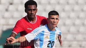 DUEL— Pemain Timnas Indonesia U-20 saat berduel dengan pemain Argentina U-20 dalam ajang Seoul Earth on Us Cup 2024, Rabu (28/8), di Mokodong Stadium, Seoul, Korea Selatan.