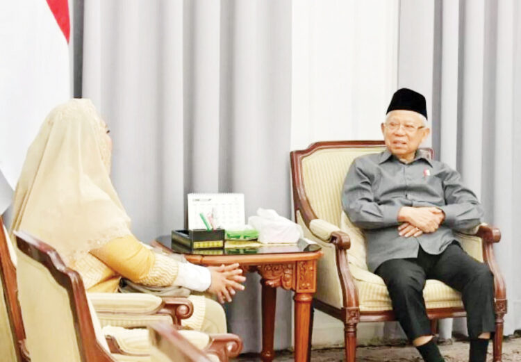 KUNJUNGAN— Wapres Ma’ruf Amin menerima kunjungan Yenny Wahid, putri presiden ke-4 RI K.Gus Dur, di kediaman resmi Wapres, Jakarta, Senin (19/8).