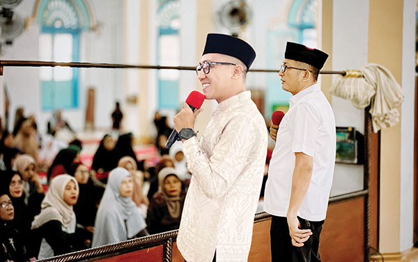 Hendri Septa dan Rachmad Wijaya Peringati Maulid Nabi Bersama Jamaah Masjid Raya Ganting 1 PERINGATAN MAULID— Anggota DPRD Kota Padang Rachmad Wijaya bersama mantan Wali Kota Padang Hendri Septa menghadiri peringatan Maulid Nabi Muhammad SAW di Masjid Raya Ganting, Kecamatan Padang Timur, Rabu (18/9).