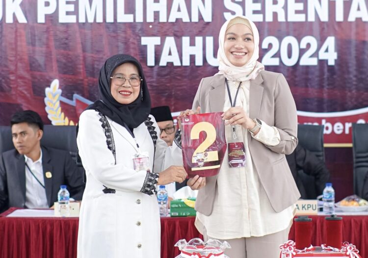 Annisa-Leli Nomor Urut 2 di Pilkada Dharmasraya, Simbol Kedamaian dan Kemenangan 1 Annisa-Leli Nomor Urut 2 di Pilkada Dharmasraya, Simbol Kedamaian dan Kemenangan.