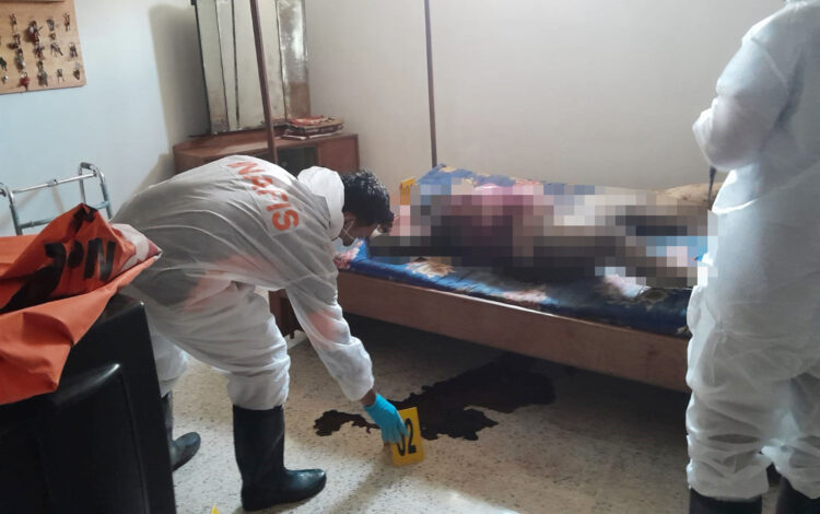 Tragis! Wanita Paruh Baya Tewas Membusuk, Ditemukan Tergeletak di Atas Kasur 1 OLAH TKP— Polisi melakukan olah TKP penemuan mayat wanita paruh baya di Jalan Gajah Mada, kawasan Simpang Tinju, Kelurahan Kampung Olo, Kecamatan Nanggalo.