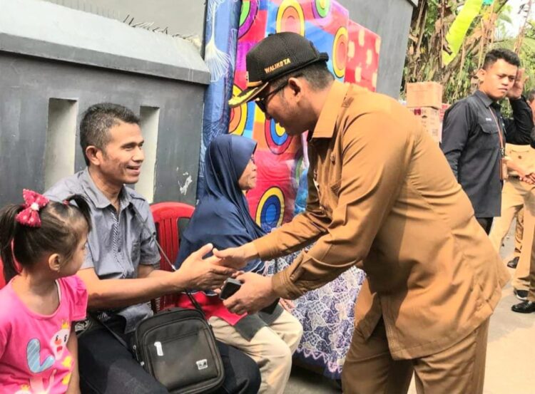 Hendri Septa bersalaman dengan penyandang disabilitas setelah berikan bantuan usaha ekonomi produktif (pijat refleksi) sebagai bagian dari program turunkan angka kemiskinan saat jadi Wali Kota Padang.(ist)