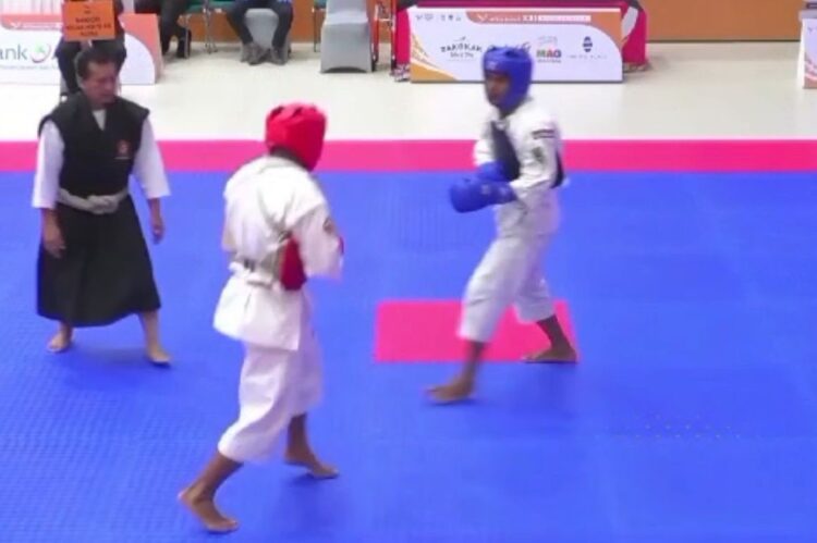 KEMPO— Kenshi senior Sumbar, Ari Pramanto yang berlaga di nomor Randori kelas 70 kg  lolos ke partai final cabang olahraga (Cabor) Kempo, PON XXI Aceh-Sumut.