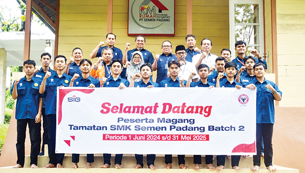 10 Tamatan SMK Semen Padang Ikuti Program Magang di PT Semen Padang 1 MAGANG INDUSTRI— Sebanyak 10 alumni SMK Semen Padang, mengikuti program magang di PT Semen Padang, yang sudah dimulai sejak 1 Juni 2024 dan akan berakhir pada 31 Mei 2025.