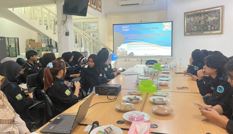 KUNJUNGAN— Puluhan mahasiswa Program Studi Sastra Inggris Fakultas Ilmu Budaya Universitas Andalas, melakukan kunjungan dan audiensi di kantor DPD RI Provinsi Sumatera Barat, Kamis (5/9).