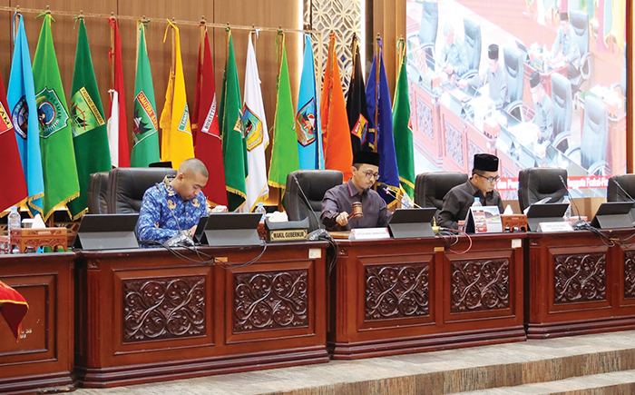 DPRD Sumbar Tetapkan Pimpinan Definitif dan Pembentukan Fraksi-Fraksi Masa Jabatan Tahun 2024-2029, H. Muhidi Diumumkan sebagai Ketua DPRD 1 Ketua Sementara DPRD Sumbar, Irsyad Syafar didampingi Wakil Ketua Sementara Evi Yandri Rajo Budiman memimpin rapat paripurna.