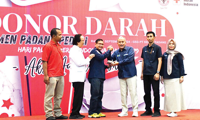 DONOR DARAH— Direktur Keuangan & Umum PT Semen Padang, Oktoweri menyerahkan kantong darah kepada Ketua PMI Kota Padang, Zulhardi Z Latif, saat aksi sosial donor darah, di GSG Semen Padang, Rabu (18/9).