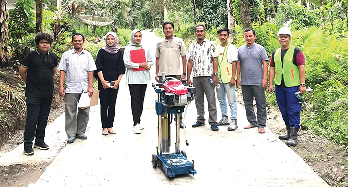 Petugas Dinas Perkimtan Sumbar meninjau pembangunan jalan lingkung di Dusun Duku Paik Korong Tanjuang Alai Nagari Kuranji Hulu Kecamatan Sungai Geringging.
