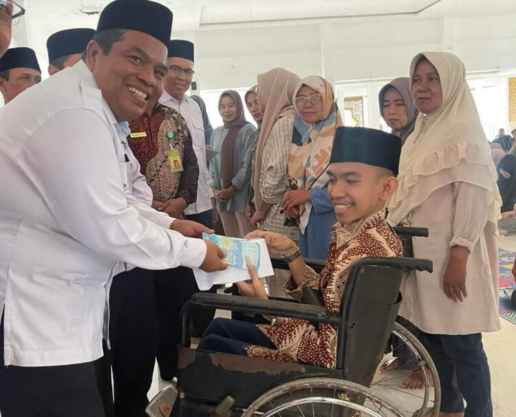 Sebanyak Rp2,914 Miliar, 22 Nagari se-Padangpariaman Terima Dana Pemerintah Desa 1 SERAHKAN BANTUAN— Bupati Padangpariaman Suhatri Bur serahkan dana untuk siswa dan siswi juga pemerintahan desa.